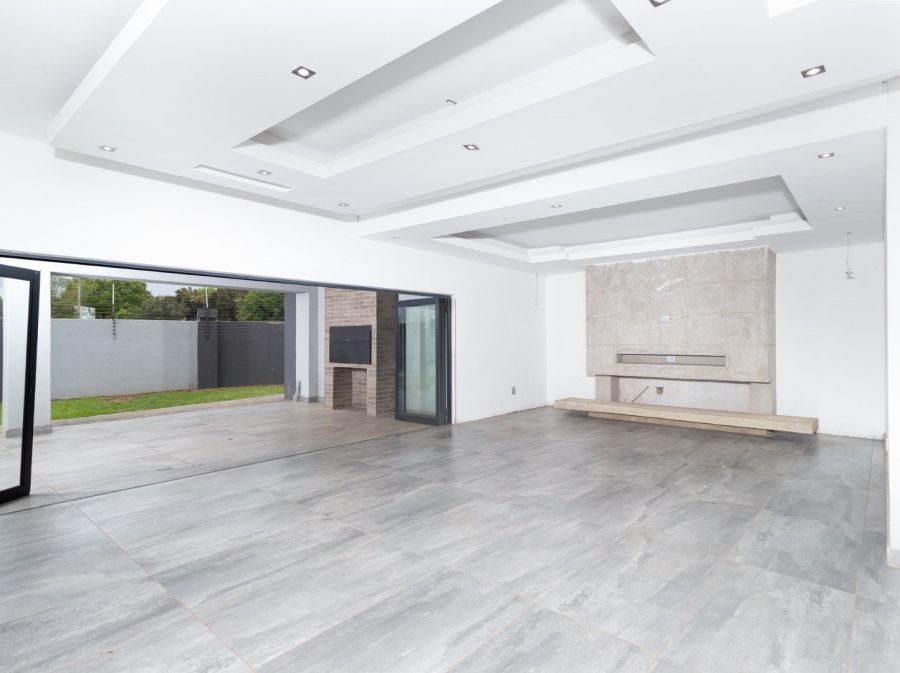 6 Bedroom Property for Sale in Gateway Manor North West